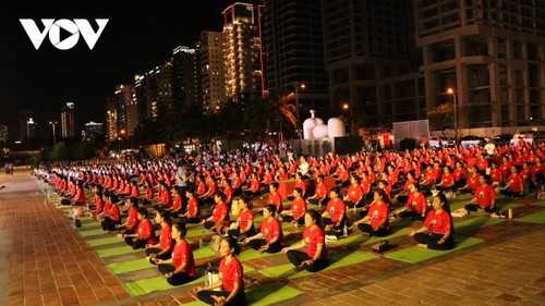 ダナン市で1500人超が国際ヨガデーに華を添える団体演技 - ảnh 1