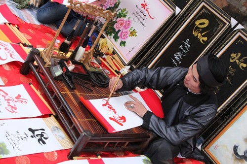 Visiting "Ong Do" street to have New Year's wishes written down - ảnh 7