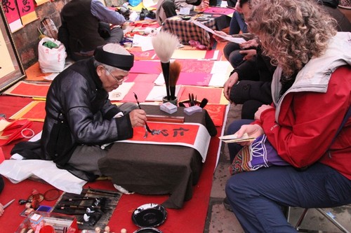 Visiting "Ong Do" street to have New Year's wishes written down - ảnh 6
