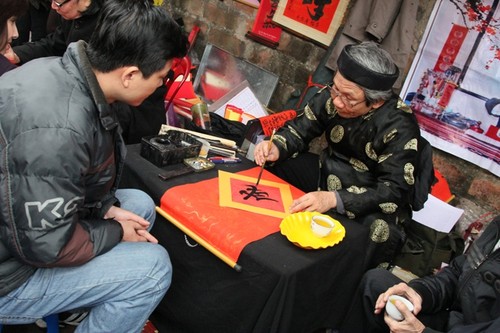 Visiting "Ong Do" street to have New Year's wishes written down - ảnh 9
