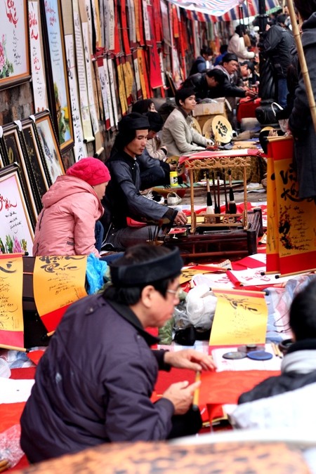 Visiting "Ong Do" street to have New Year's wishes written down - ảnh 2