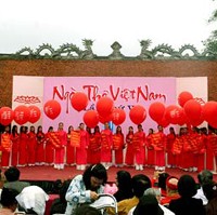 全国各地纷纷举行活动，庆祝越南诗歌日 - ảnh 2