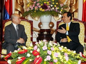 阮晋勇会见柬埔寨国王西哈莫尼 - ảnh 1