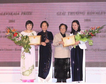 越南妇女联合会举行科瓦奖、助贫奖学金颁发及情义房赠送仪式 - ảnh 1