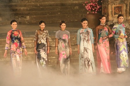 2012年顺化艺术节的长衫表演举行 - ảnh 2