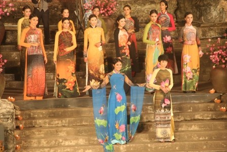 2012年顺化艺术节的长衫表演举行 - ảnh 1