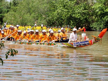 在越柬埔寨留学生举行泼水节庆祝活动 - ảnh 1