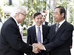 新加坡总统陈庆炎访问平阳省 - ảnh 1