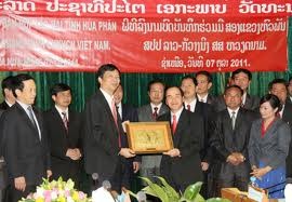 老挝国家副主席本扬与老挝人民代表团访问宣光省 - ảnh 1