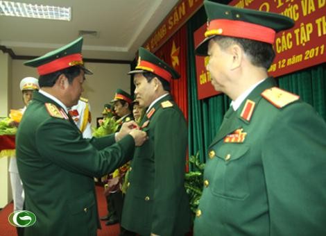 老挝向越南国防部领导人授予自由勋章 - ảnh 1