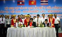 越南广治省、老挝沙湾拿吉省、泰国穆达汉府第三次旅游合作会议在东河市举行 - ảnh 1