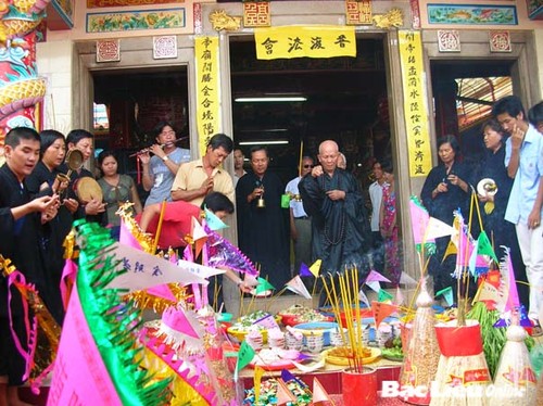 “盂兰节与佛子和企业家”慈善艺术交流活动在河内举行 - ảnh 1
