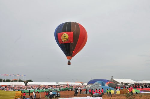 越南首次国际热气球节开幕 - ảnh 1
