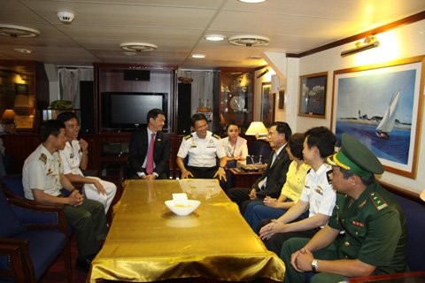 新加坡海军代表团访问越南岘港市 - ảnh 1