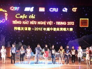 越南10名选手进入“同唱友谊歌”-2012越中歌曲演唱大赛越南赛区决赛 - ảnh 1