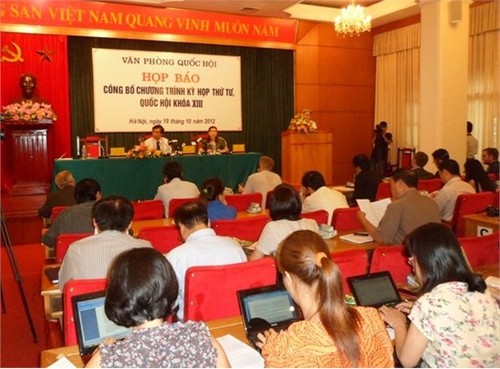 越南国会办公厅举行越外媒体吹风会，介绍第13届国会第4次会议情况 - ảnh 1