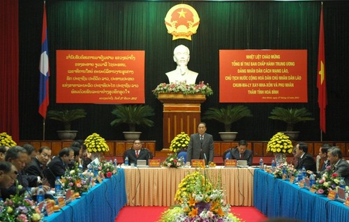老挝人民革命党中央总书记、国家主席朱马利·赛雅贡访问和平省 - ảnh 1