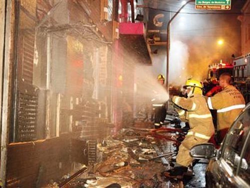 巴西一家夜总会发生火灾，造成200多人死亡   - ảnh 1