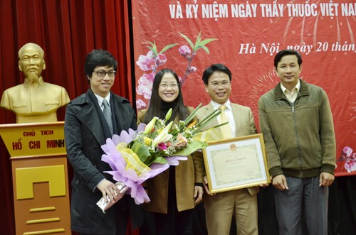 全国各地举行活动，庆祝越南医生节 - ảnh 1