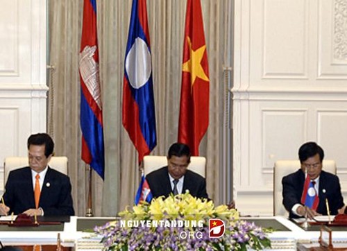 阮晋勇总理出席越老柬发展三角区政府首脑会议 - ảnh 1