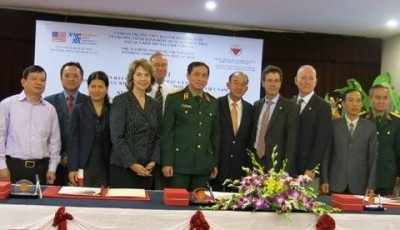越南与日内瓦国际人道主义扫雷中心签署清除战后遗留爆炸物合作备忘录 - ảnh 1