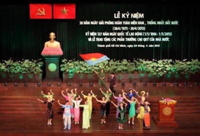 越南全国各地纷纷举行活动，庆祝四三零南方解放日 - ảnh 1