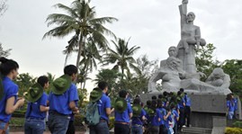 越南大学生与祖国海洋海岛夏令营活动在李山岛县举行 - ảnh 1