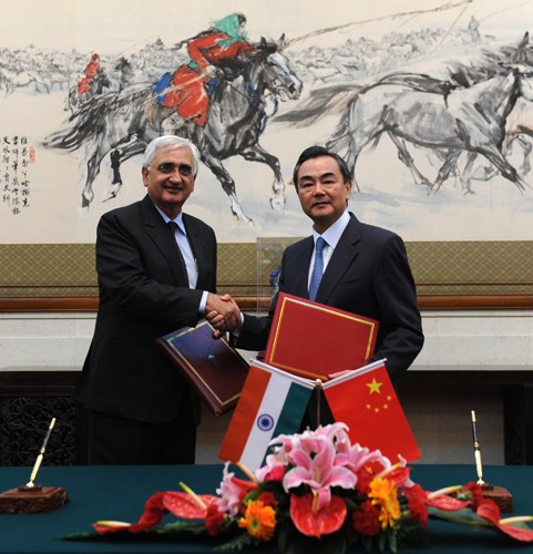 中国外交部长王毅与印度外长胡尔希德举行会谈 - ảnh 1