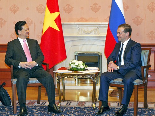 阮晋勇与俄罗斯总理梅德韦杰夫举行会谈，并会见俄国家杜马主席纳雷什金 - ảnh 1