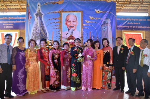 世界各国越南人举行活动，纪念胡志明主席诞辰123周年 - ảnh 1