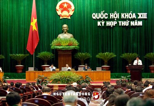 越南13届国会5次会议分组讨论多部法律草案 - ảnh 1