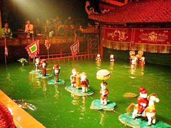 越族独特的民间艺术形式——水上木偶戏 - ảnh 1