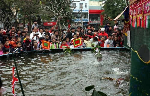 越族独特的民间艺术形式——水上木偶戏 - ảnh 2