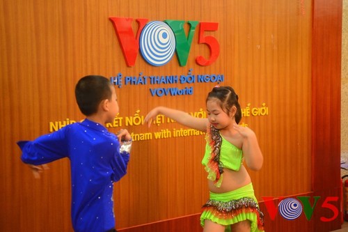 VOV5举行欢庆6.1儿童节活动 - ảnh 15