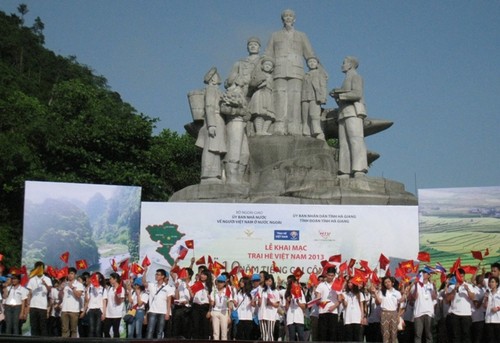 2013年越南夏令营正式开营 - ảnh 1