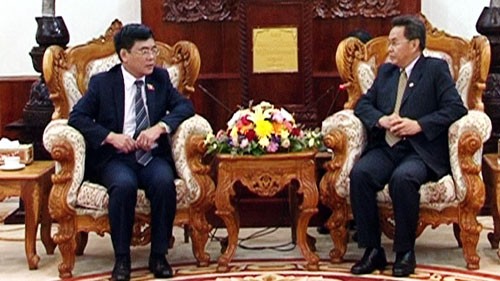老挝国会副主席赛宋蓬.丰威汉会见越南国会经济委员会代表团 - ảnh 1