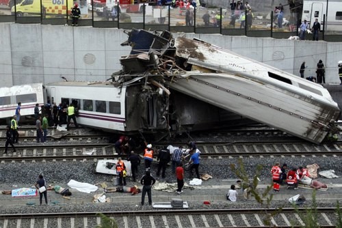 西班牙火车脱轨造成200人伤亡  - ảnh 1