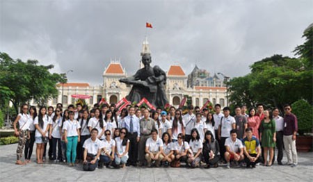 2013年越南夏令营代表与胡志明市青年交流 - ảnh 1