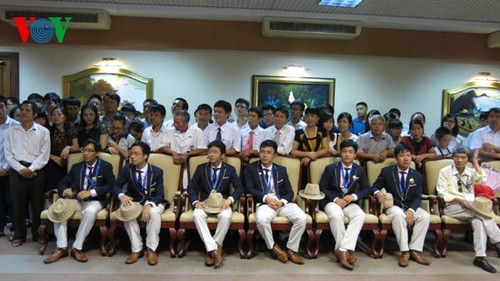 张晋创致信赞扬参加国际数学奥林匹克竞赛的越南学生代表团 - ảnh 1