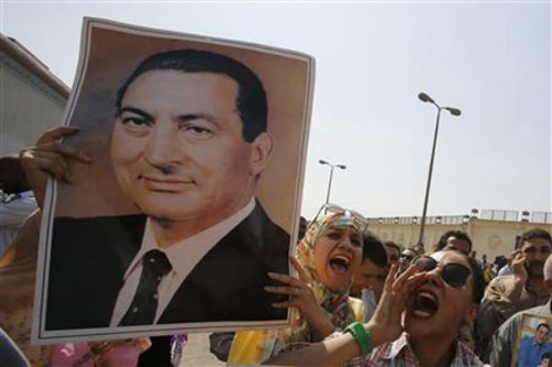 埃及推迟对穆巴拉克和穆斯林兄弟会领导人审讯 - ảnh 1