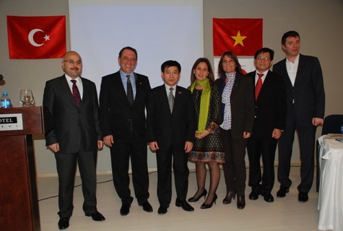  越南驻土耳其大使馆举行国庆68周年和越土建交35周年庆祝活动 - ảnh 1