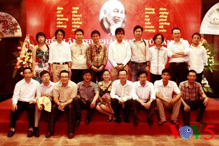 用汉字书法再现胡主席《狱中日记》的越南青年书法家 - ảnh 4