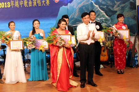 “同唱友谊歌”——2013越中歌曲演唱大赛举行越南北方山区、半山区和沿海地区决赛 - ảnh 1