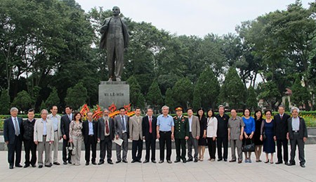 越南人民与世界人民庆祝俄罗斯十月革命胜利九十六周年 - ảnh 2