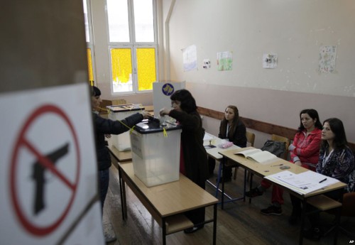 科索沃选情：科索夫斯卡.米特罗维察区选民进行投票 - ảnh 1