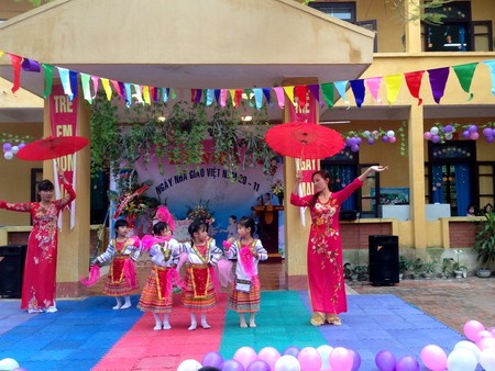 长沙岛县和全国各地纷纷举行11.20越南教师节庆祝活动 - ảnh 4
