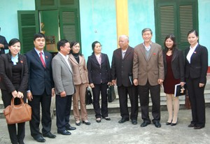 越南国会代表与各地选民进行接触 - ảnh 1