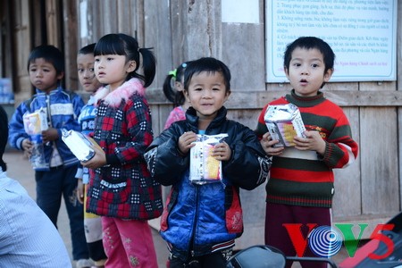 VOV5代表团探望奠边省山区少数民族贫困户和儿童 - ảnh 16