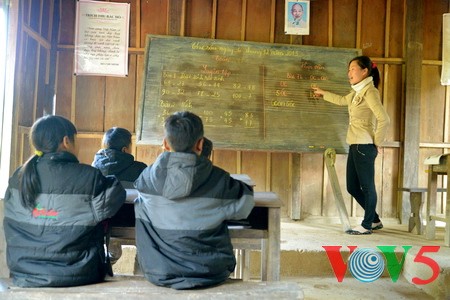 VOV5代表团探望奠边省山区少数民族贫困户和儿童 - ảnh 21