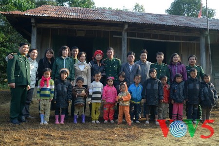 VOV5代表团探望奠边省山区少数民族贫困户和儿童 - ảnh 24